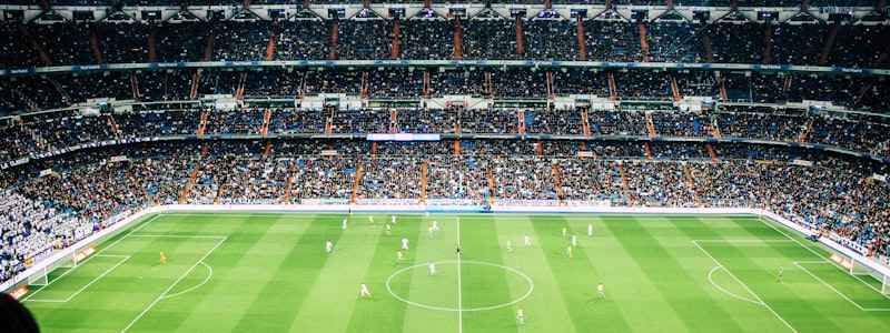 世界杯比赛裁判使用VAR技术回放判罚